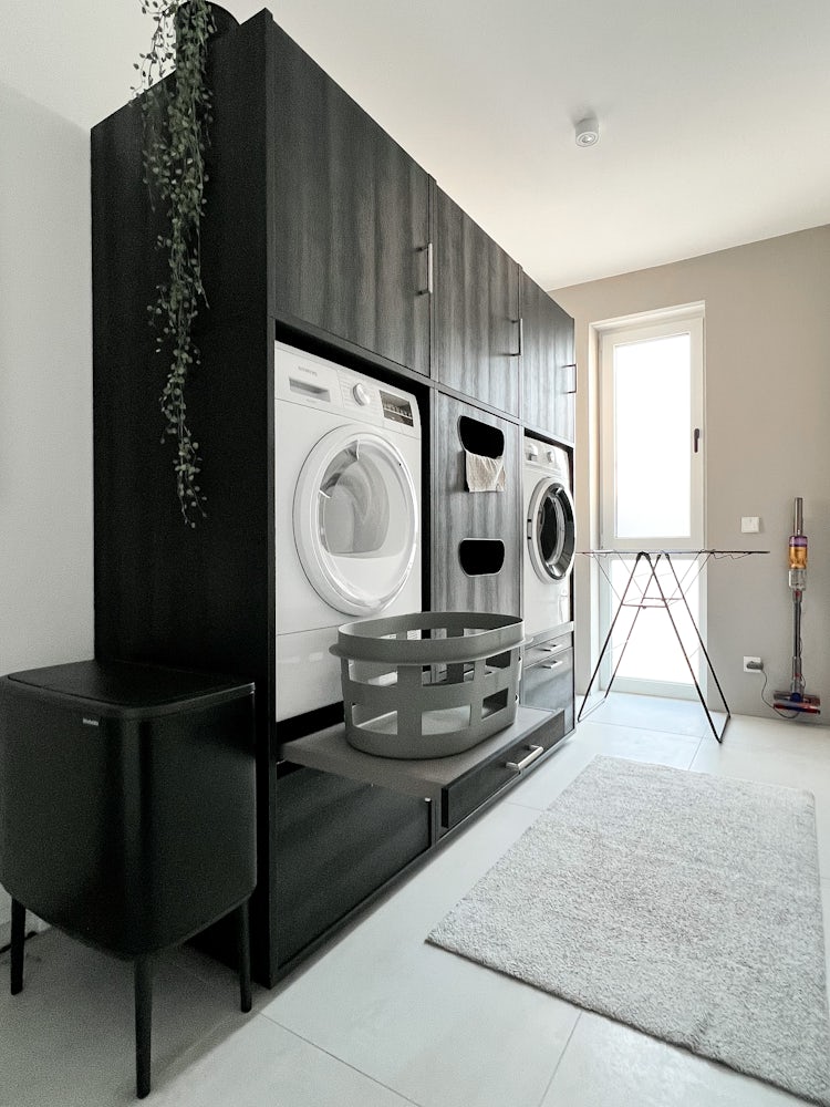 dubbele wasmachine kast inspiratie dubbele wasmachine droger kast zwart naast elkaar met uittrekplateau en inzetstuk voor wasmand inspiratie